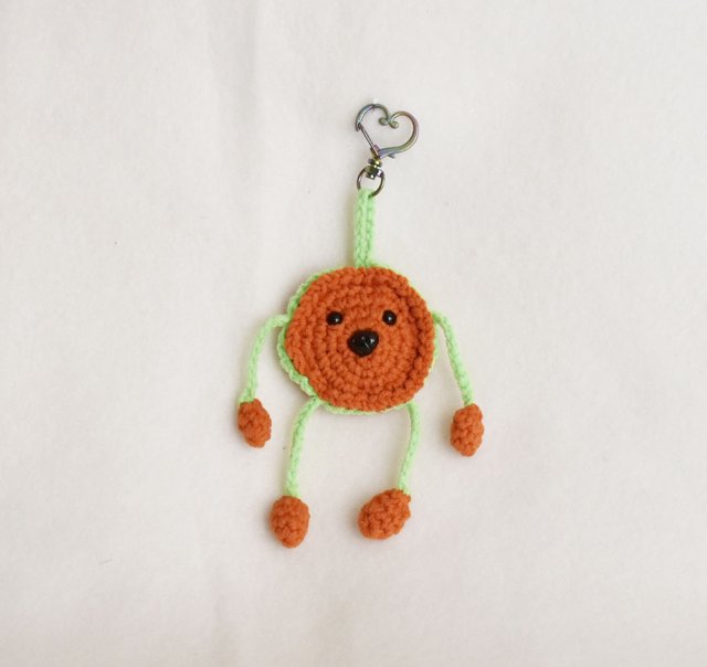 Ręcznie robiony breloczek szydełkowy –  unikatowy dodatek