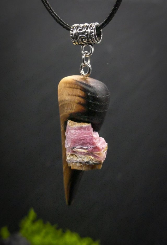 Wisiorek "Opal różowy i wiąz" –z drewna ,amulet zamknięty w kawałku drewna, Wooden Jewelry, Wood Pendant, biżuteria handmade,prezent