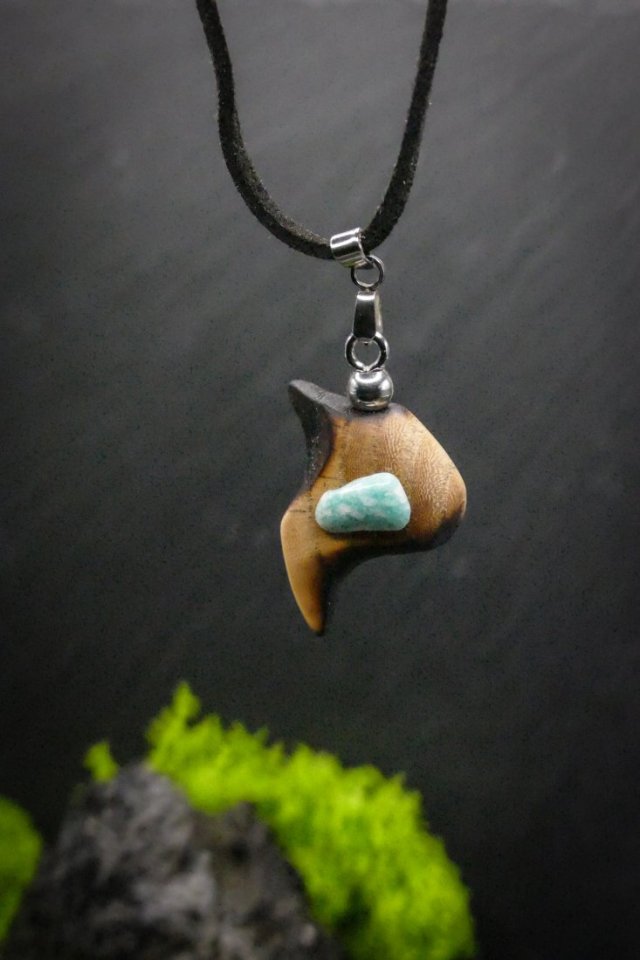 Wisiorek "Amazonit i wiąz" –z drewna ,amulet zamknięty w kawałku drewna, Wooden Jewelry, Wood Pendant, biżuteria handmade,prezent