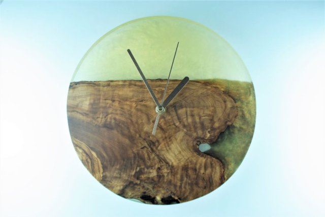ZEGAR ŚCIENNY z drewna oliwkowego i żywicy epoksydowej