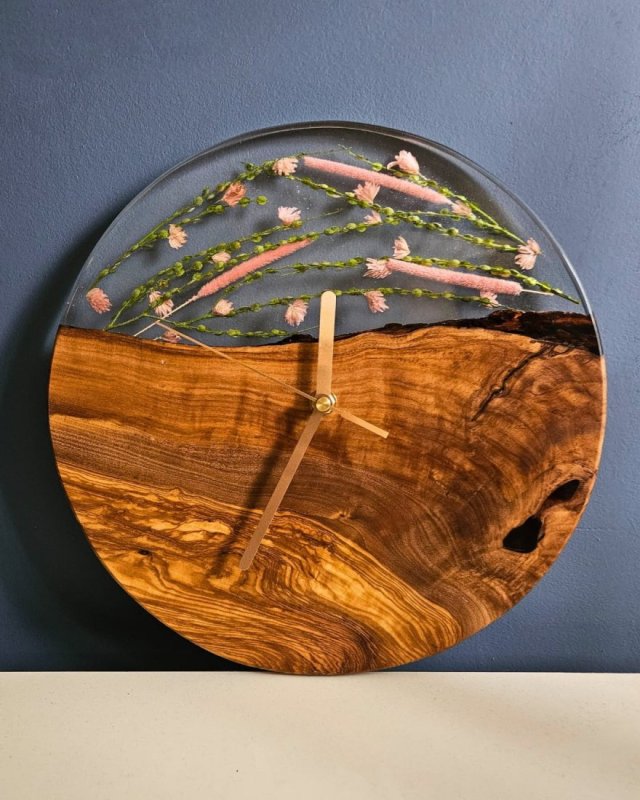 ZEGAR ŚCIENNY  z drewna oliwkowego i żywicy epoksydowej z zatopionymi roślinami