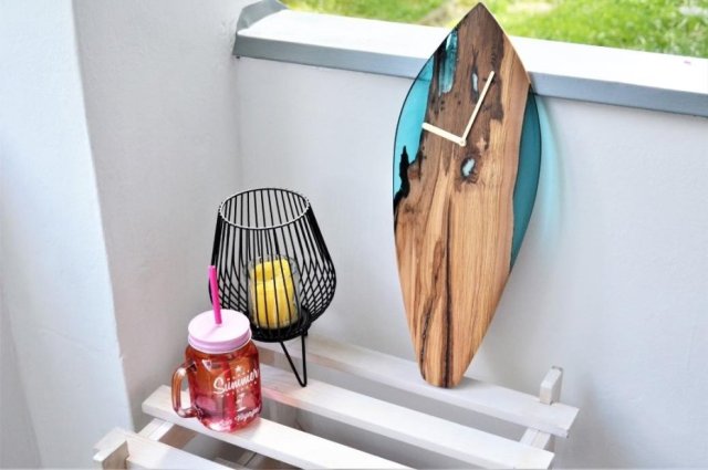 Surferski ZEGAR ŚCIENNY z drewna i żywicy w kształcie deski surfingowej