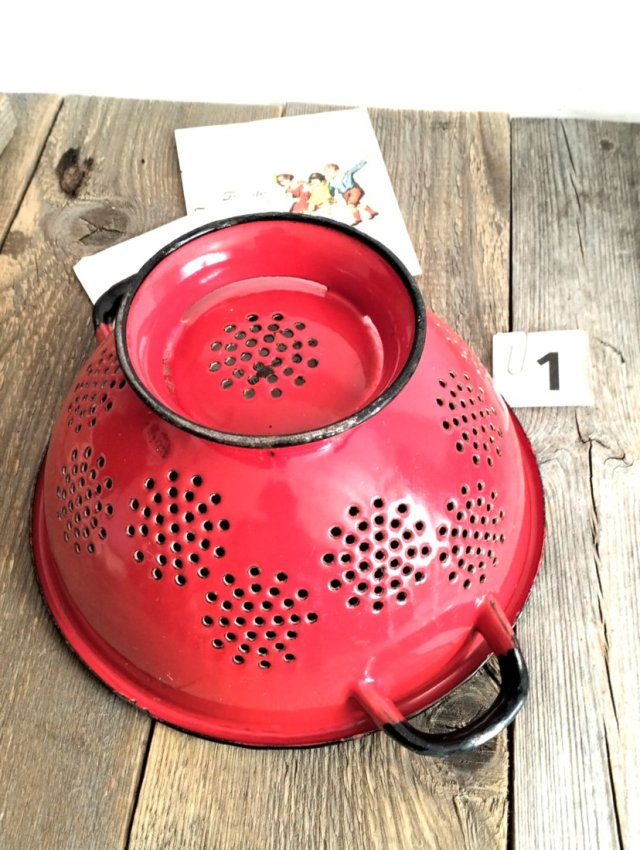 emaliowany metalowy durszlak czerwony vintage