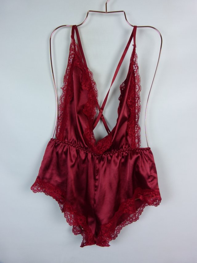 Czerwony satynowy kombinezon na ramiączkach do spania / S