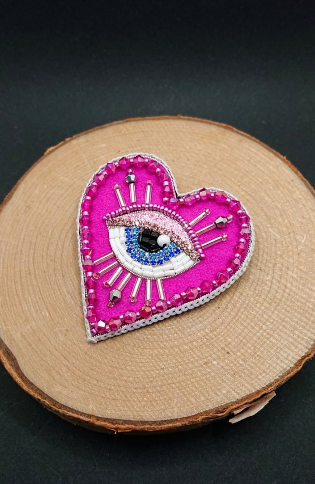 Haftowana broszka - serce z okiem