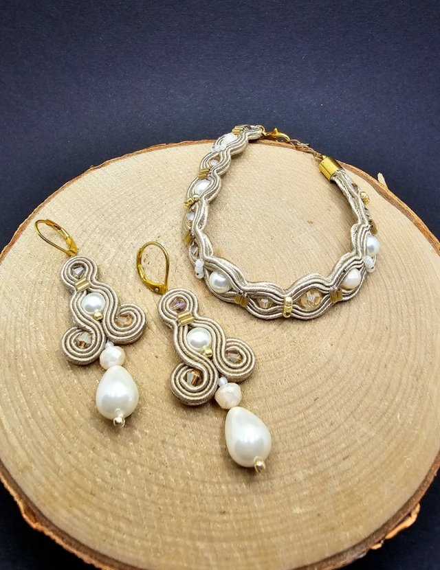 Beżowy komplet sutasz