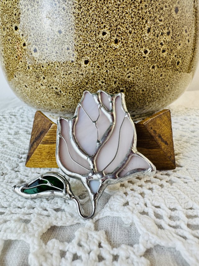 Broszka  szklana witraż  Kwiat magnolia