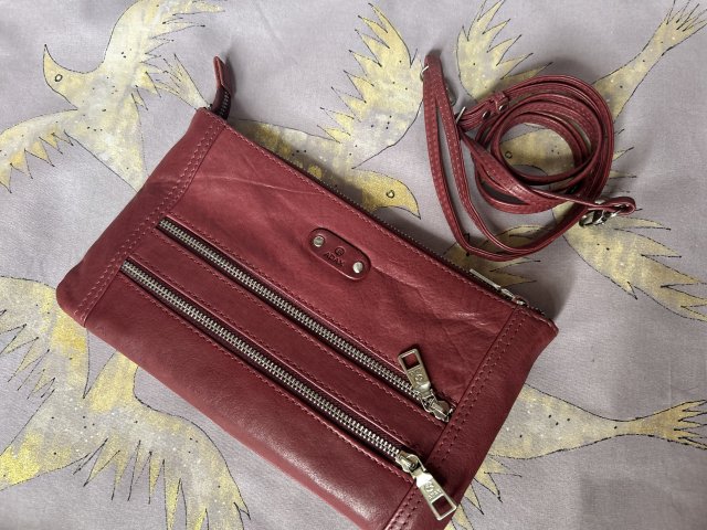 ADAX SINCE 1982 nieduża skórzana torebka z długim odpinanym paskiem