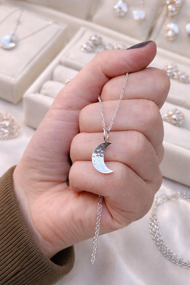 Naszyjnik ze srebrną zawieszką 925 pr. w kształcie półksiężyca