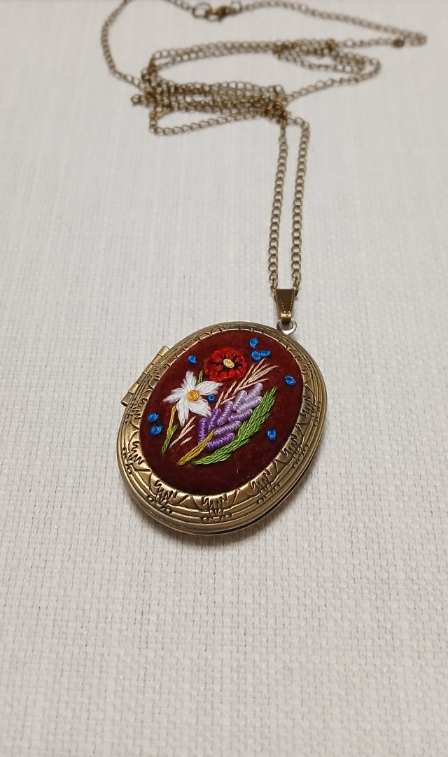 Ręcznie haftowany sekretnik   DLA  AMELII