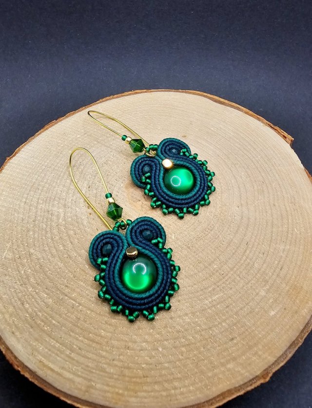 Zielone wiszące kolczyki sutasz