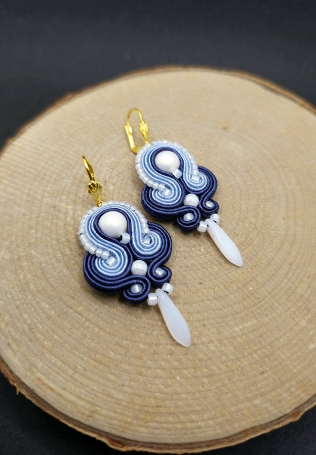 Niebiesko białe wiszące kolczyki sutasz