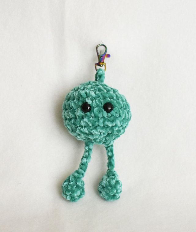Ręcznie robiony breloczek szydełkowy –  unikatowy dodatek