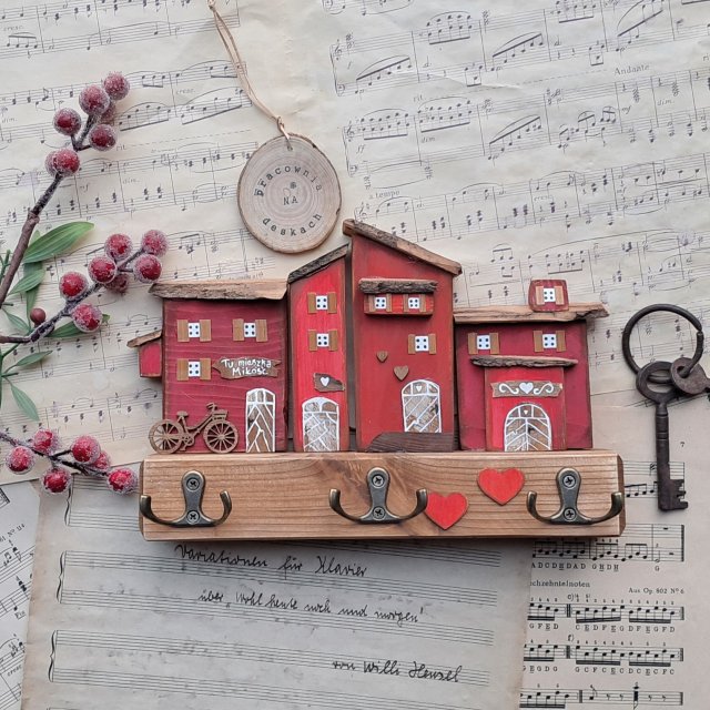 Wieszak z czerwonymi domkami No 1