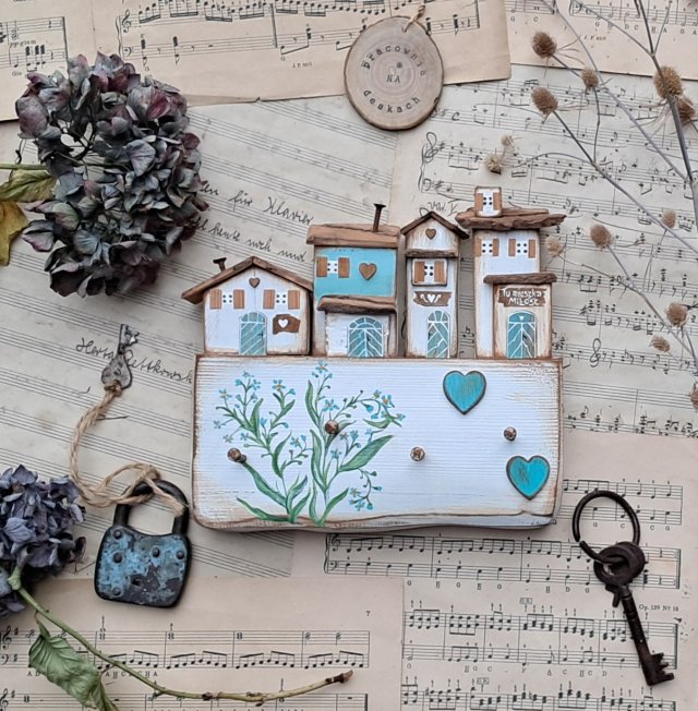 Rustykalny wieszak z niezapominajkami