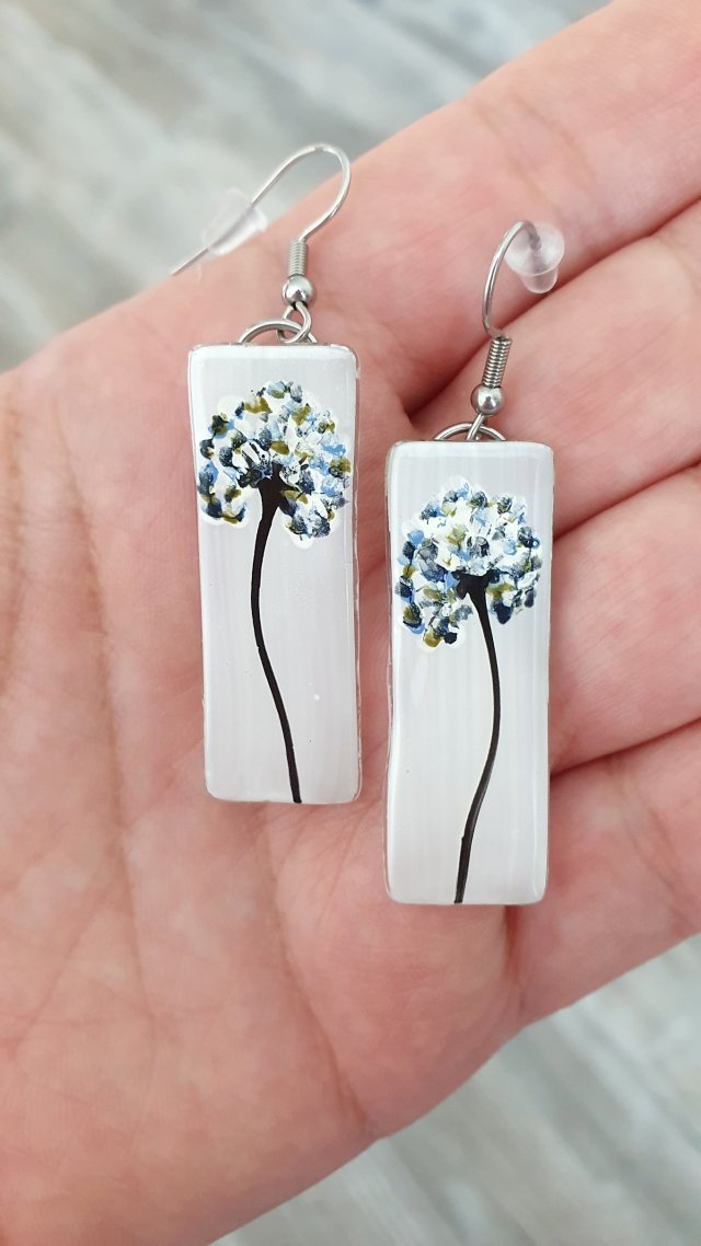 KOLCZYKI ZE SZKŁA WZÓR NIEBIESKI KWIAT