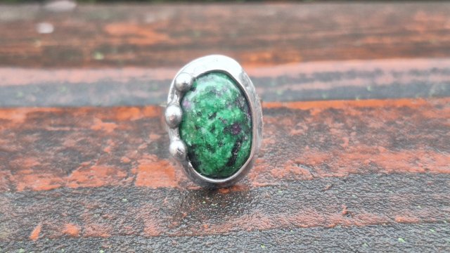 Zoisyt z rubinem - pierścionek regulowany