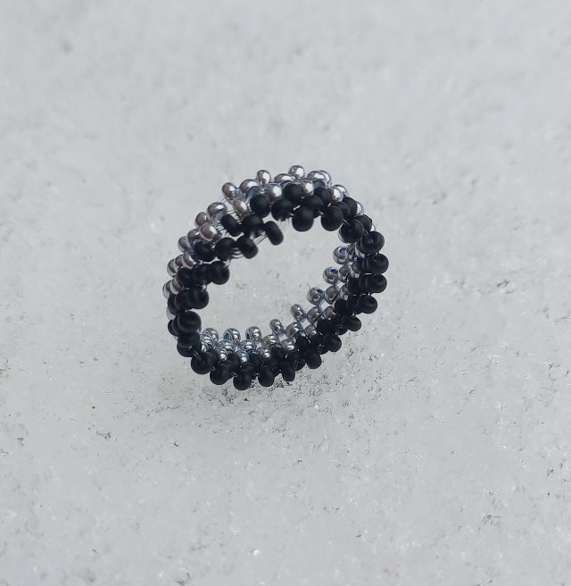 Obrączka dla niego - pleciona masajskim splotem obrączka na prezent dla mężczyzny - kolor srebrny i czarny