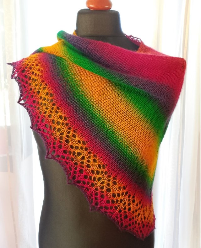 Tęczowa chusta na drutach