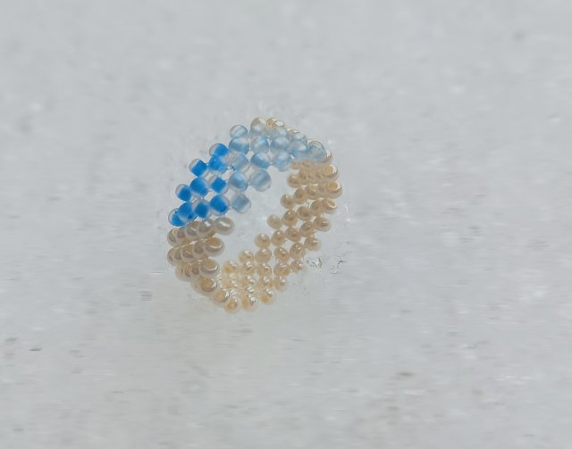 Zimowa zagadka - pleciony beżowy pierścionek ze szklanych koralików dla kobiety przyjaciółki mamy babci na prezent
