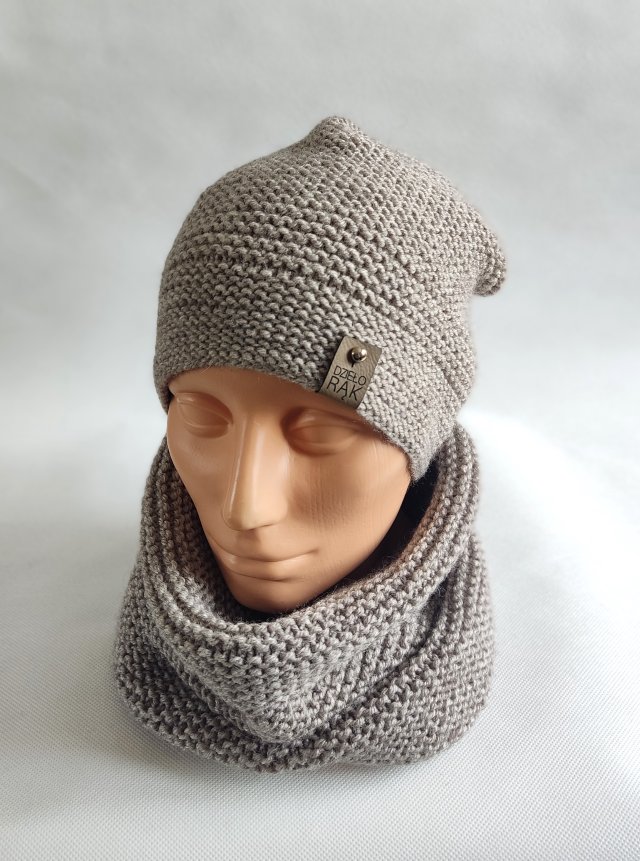 Komplet ręcznie robiony na drutach, beżowy melanż.