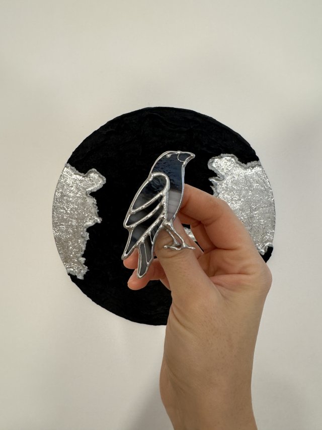 Unikatowa Szklana  Witrażowa broszka "Kruk"