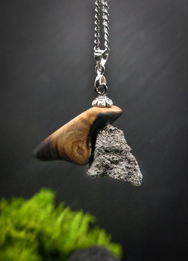 Wisiorek "Piryt i wiąz" –z drewna ,amulet zamknięty w kawałku drewna, Wooden Jewelry, Wood Pendant, biżuteria handmade,prezent