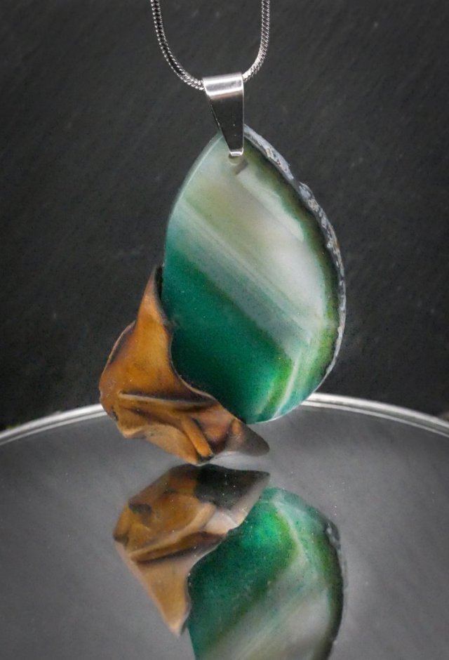 Wisiorek "agat zielony i brzoza" –z drewna ,amulet zamknięty w kawałku drewna, Wooden Jewelry, Wood Pendant, biżuteria handmade,prezent