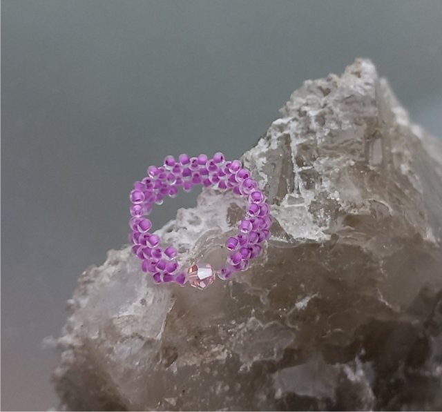 Różowy pleciony pierścionek z koralików z kryształkiem dla kobiety na prezent