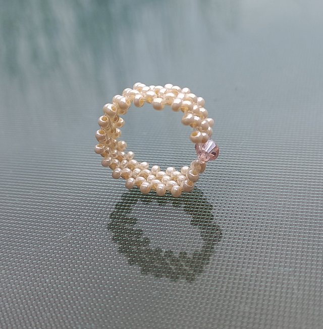 Perłowy Świt - Delikatny ecru pleciony pierścionek z koralików z kryształkiem dla kobiety na prezent