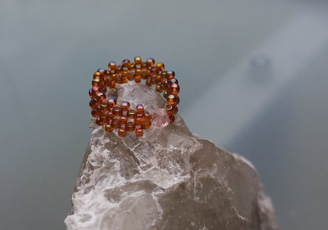 Złocisty Nektar - Miodowy pleciony pierścionek z koralików z kryształkiem dla kobiety na prezent