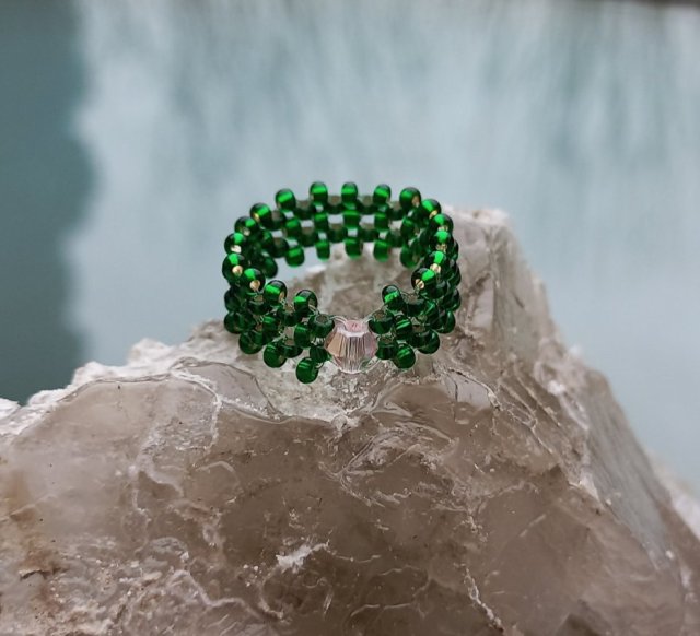Arystokratka - Zielony pleciony pierścionek z koralików z kryształkiem dla kobiety na prezent