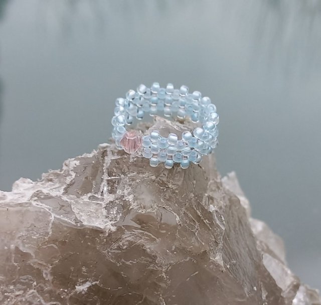 Bezkres błękitu - Błękitny pleciony pierścionek z koralików z kryształkiem dla kobiety na prezent