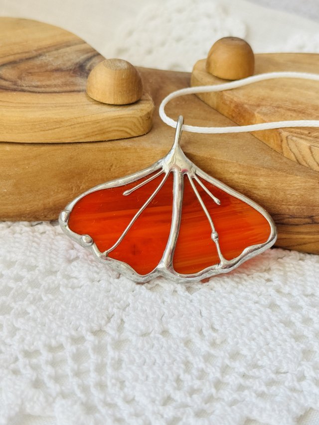 Naszyjnik szklany witrażowy z zawieszką "Liść miłorzębu"