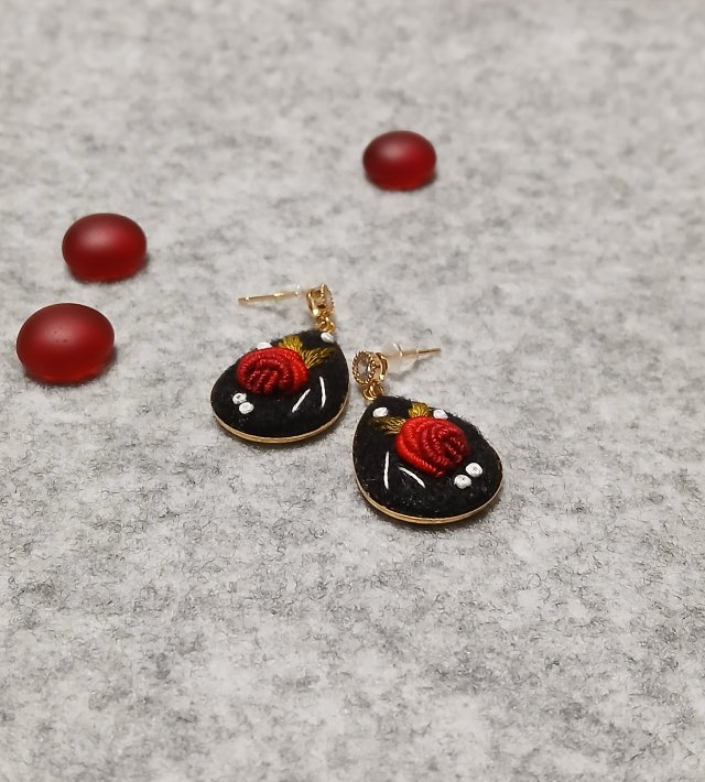 Ręcznie haftowane kolczyki  DLA KINGI  stal szlachetna