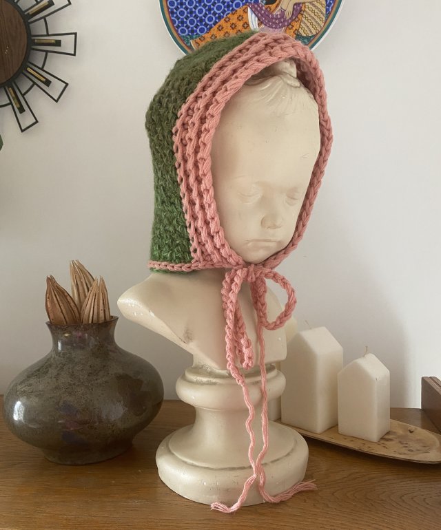 Kapturek wełniany zielony z różową wstawką