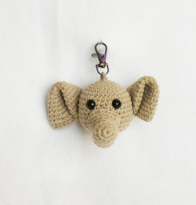 Ręcznie robiony breloczek szydełkowy "Słonik" –  unikatowy dodatek