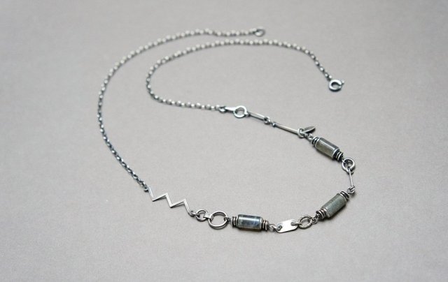 Z labradorytową batutką  - naszyjnik