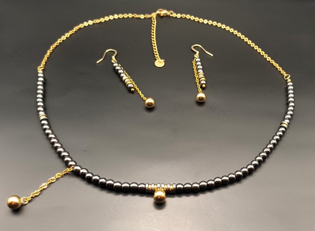 Komplet biżuterii z naturalnych kamieni.