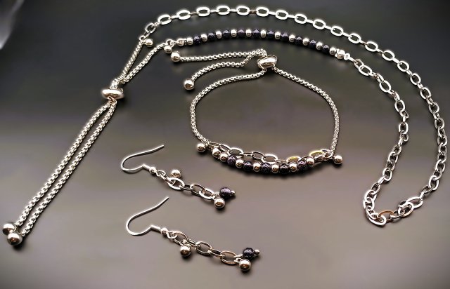 Komplet biżuterii z naturalnych kamieni.