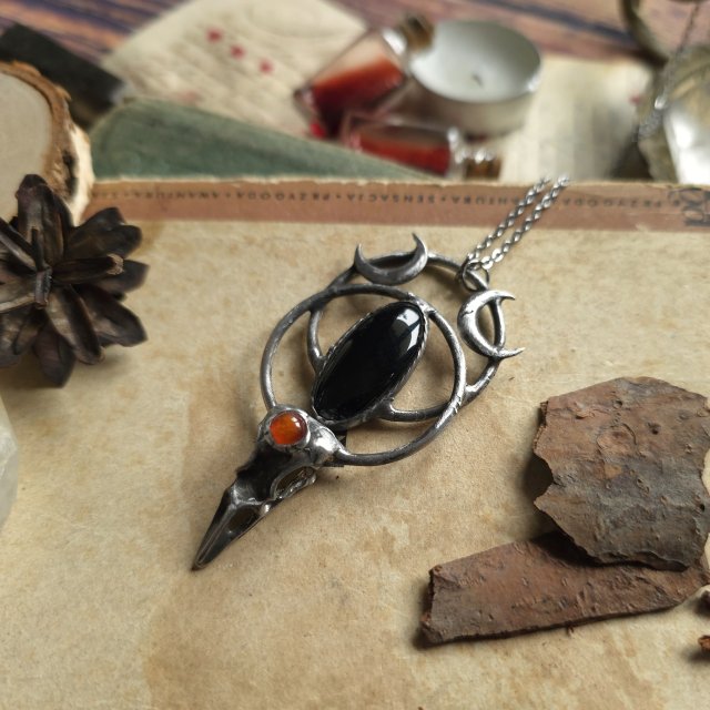 Naszyjnik z onyksem i czaszką kruka