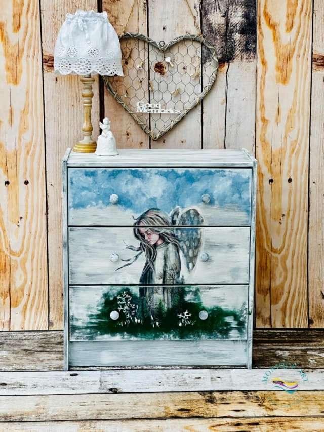 Sielska komoda z aniołem leśnym, unikatowy mebel z duszą