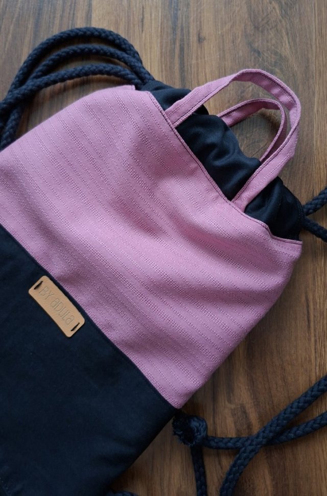 Workoplecak z upcyclingu z dodatkowymi rączkami - czarny jeans i róż