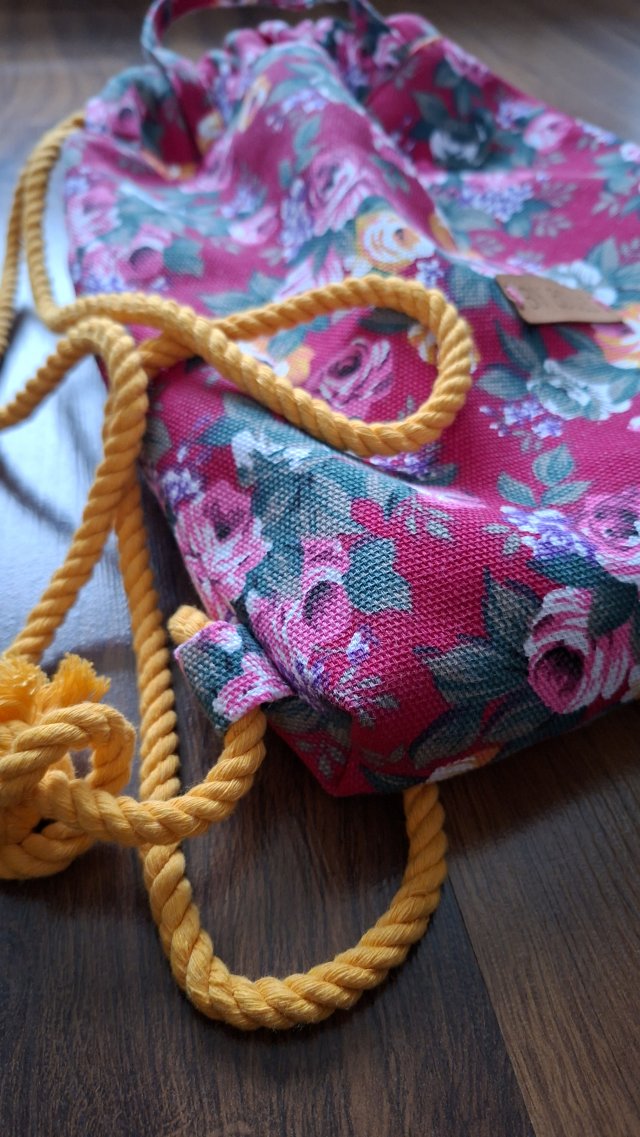 Energetyczny, kwiatowy workoplecak z rączkami