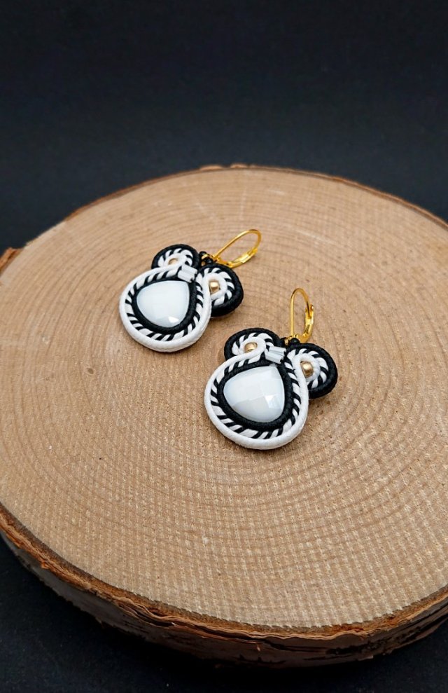 Czarno-białe kolczyki sutasz z kryształkami