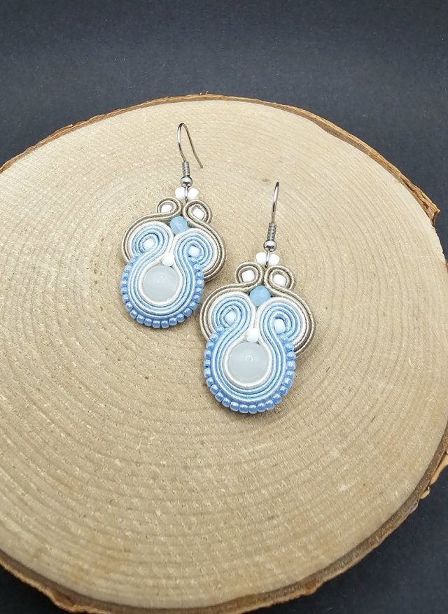 Błękitno-białe kolczyki sutasz