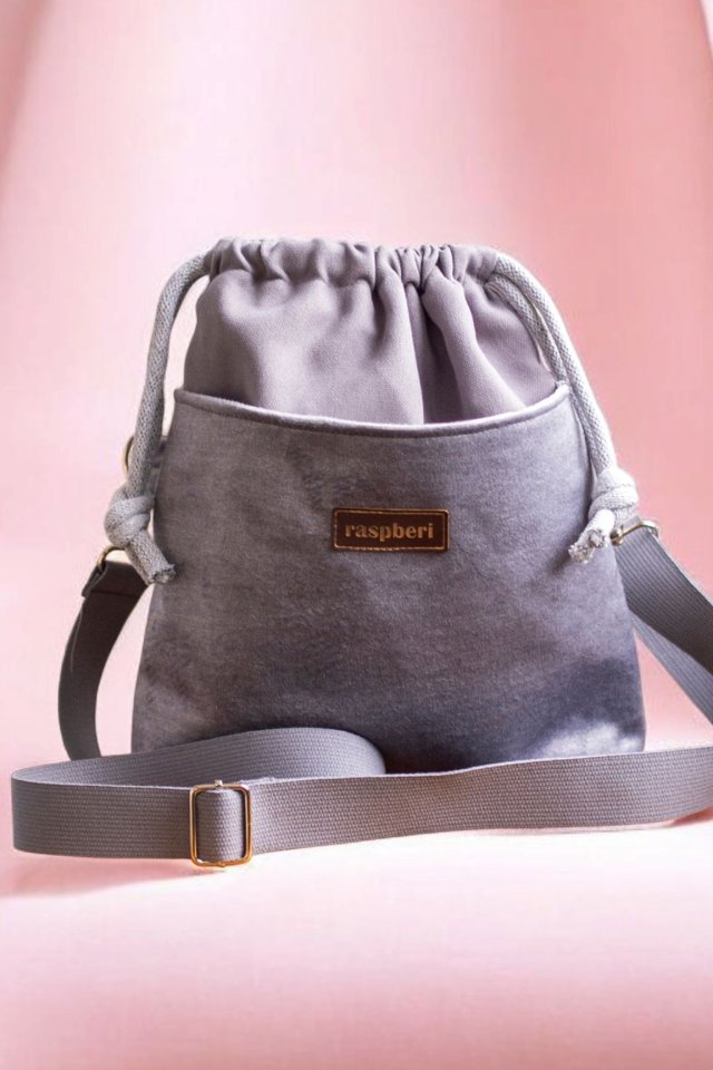 Szara listonoszka z kominem z jasnego weluru