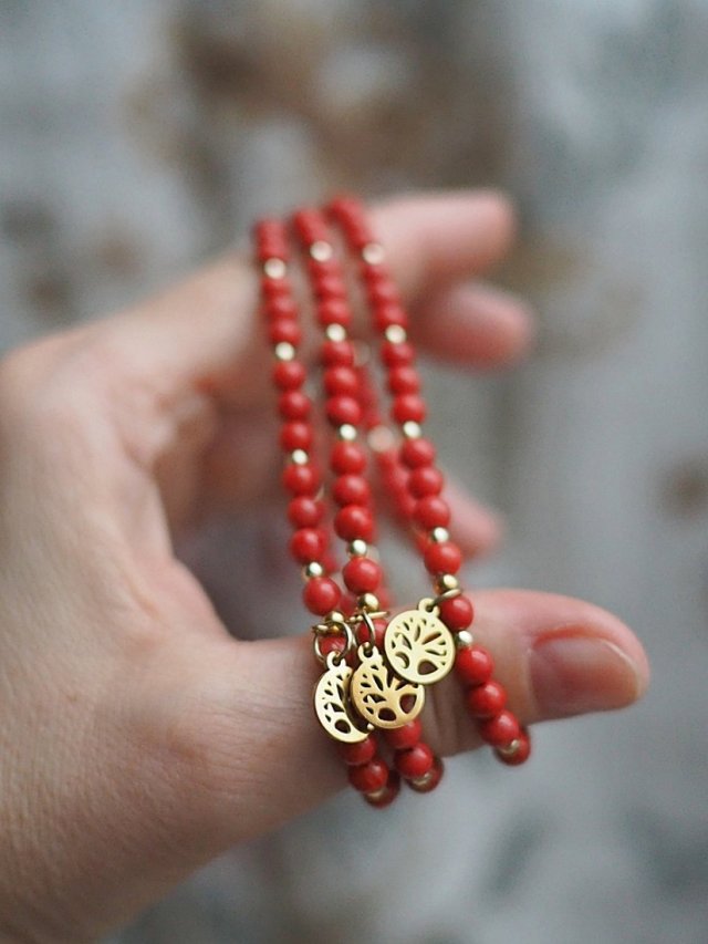 Bransoletka z korala jarzębinowego – ciepła czerwień, która działa jak talizman – czerwona biżuteria handmade | Prezent dla niej| DomilkowyDomek