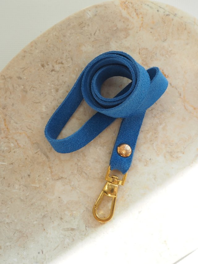 Kobaltowa Skórzana smycz na klucze DomilkowyDomek – ręcznie robiona, vintage akcent do Twoich kluczy