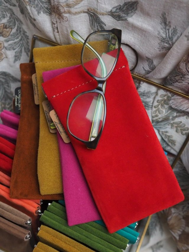 Czerwone etui na okulary z zamszowej welurowej skóry – handmade DomilkowyDomek, etui na klips, miękkie i stylowe